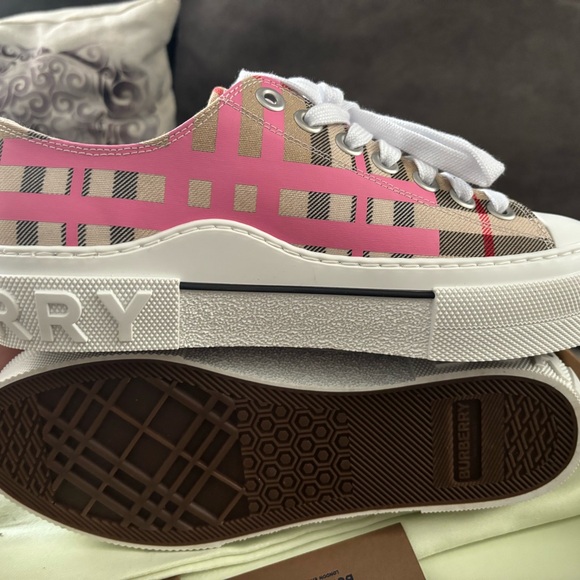 BRAND NEW BURBERRY SHOES - Picture 3 of 5